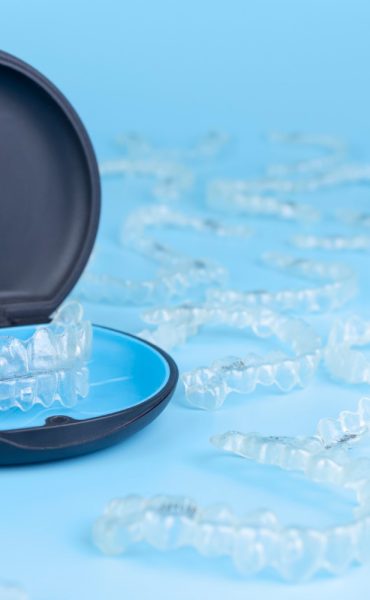 removable-transparent-retainers-black-container